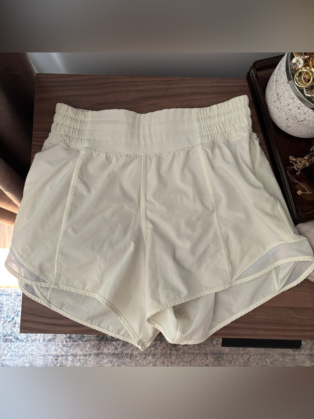 Lululemon HR Hotty Hot Shorts 4” size 4, bone